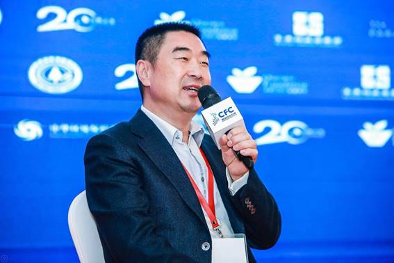 图片包含 人员, 男士, 掌握, 网球  已生成极高可信度的说明