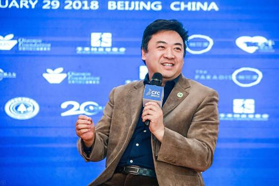 图片包含 人员, 男士, 掌握  已生成极高可信度的说明