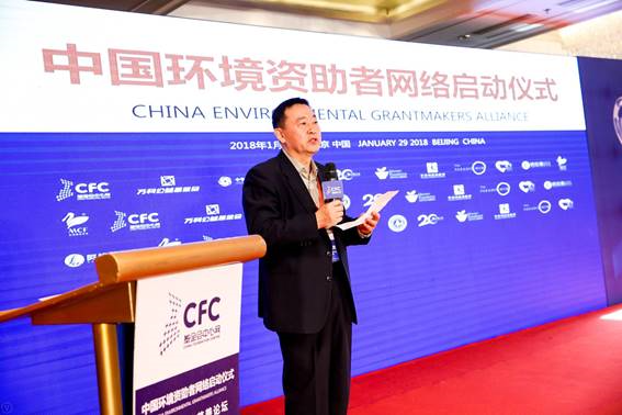 图片包含 室内, 地板, 监视器, 男士  已生成高可信度的说明