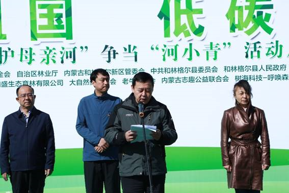 图片包含 人员, 标牌, 户外, 站立  已生成极高可信度的说明