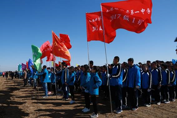 图片包含 天空, 户外, 地面, 人员  已生成极高可信度的说明