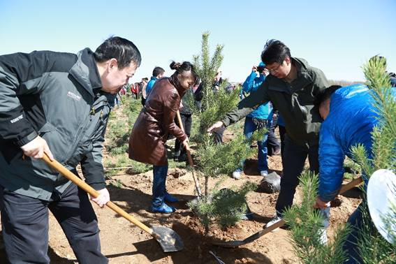 图片包含 人员, 天空, 户外, 地面已生成极高可信度的说明