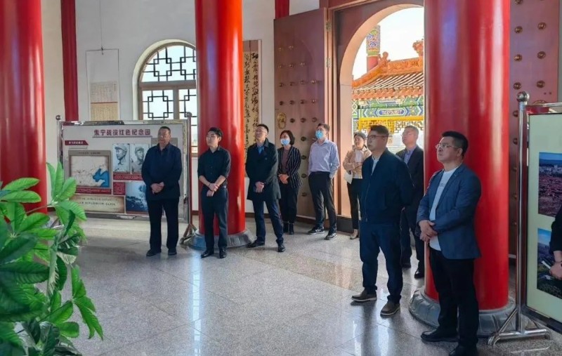 5月15日上午，调研组一行前往乌兰察布市白泉山公园及霸王河湿地公园了解“三山两河”林业生态建设情况