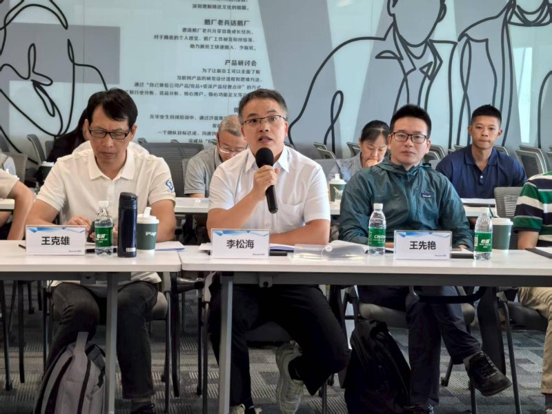 一群人坐在桌子前  AI 生成的内容可能不正确。