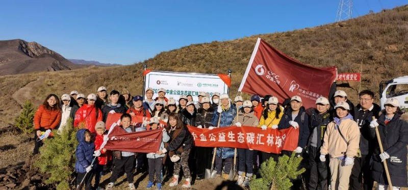 一群人站在山上

描述已自动生成
