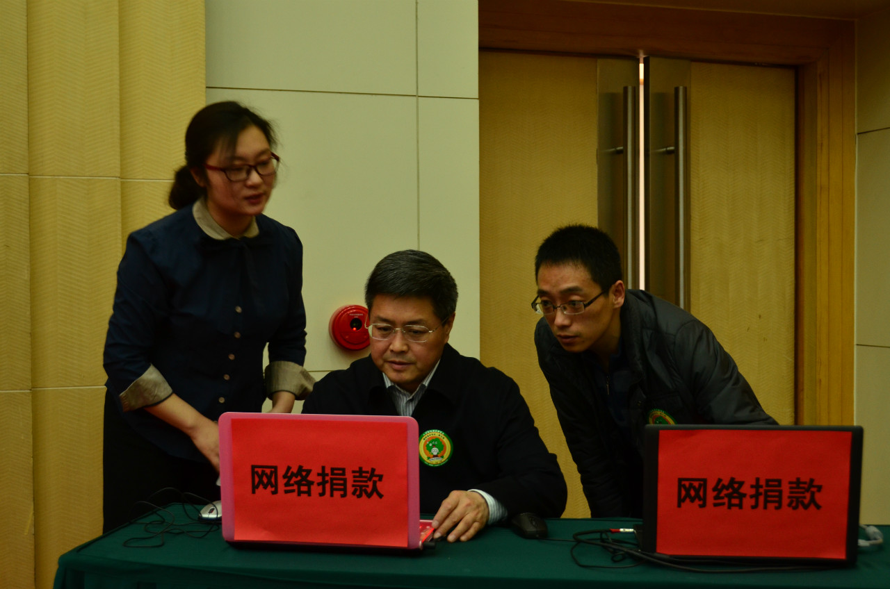 沈阳林业局局长房东辉现场体验网上义务植树