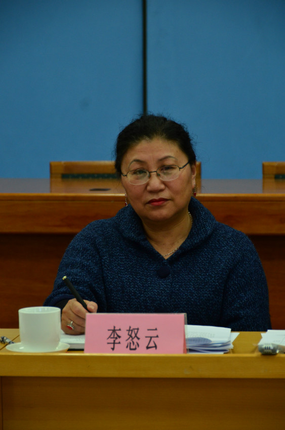 副理事长兼秘书长李怒云聆听发言