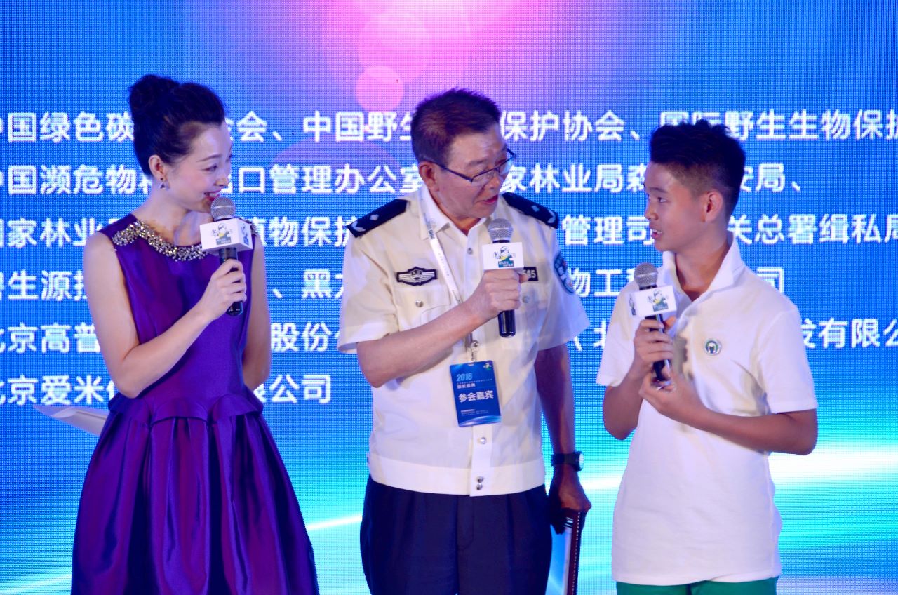 卫士奖代表宁晋杰与小小卫士代表刘楷文对话