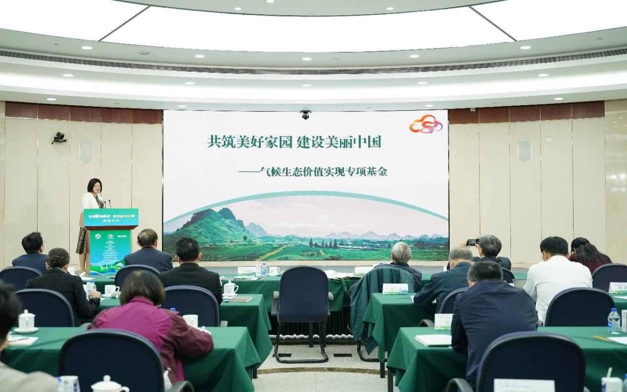 会议室里的人们  中度可信度描述已自动生成