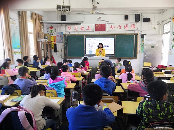 江西财经大学绿派社开展“消除黑臭水体”环教活动1