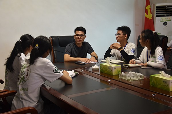 绿派社成员与政府人员沟通