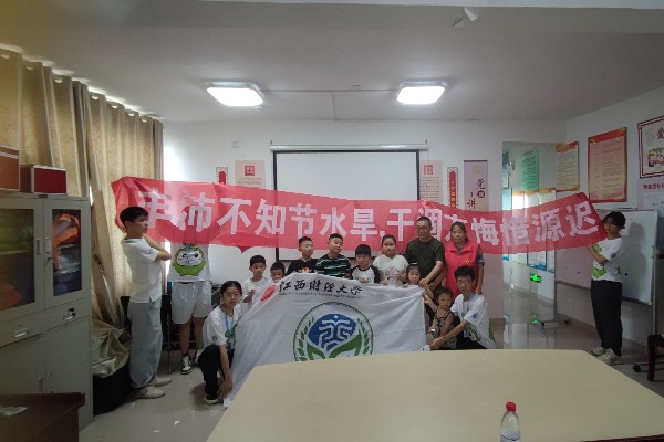 “滴水在指尖，节水在心间”环保课堂合照_600x400