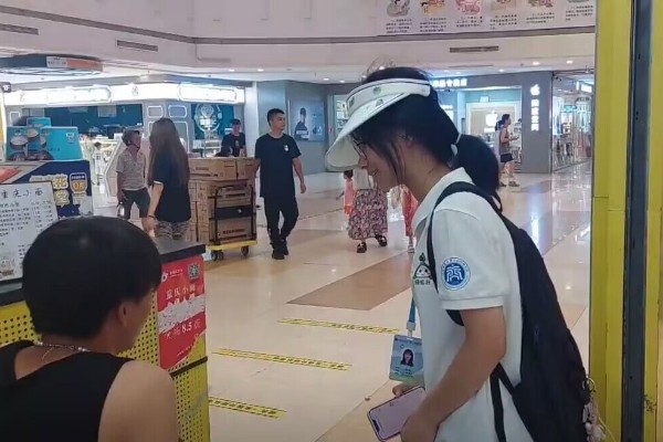 团队成员进行街头采访_600x400