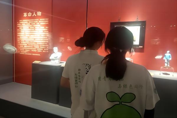 张芮菁与区馨月参观革命人物雕塑展览