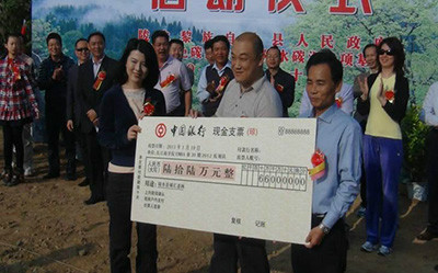 长江商学院EMBA第20期2012拓展队的15位成员在海南省陵水县光坡镇卜吉岭,向中国绿色碳汇基金会陵水碳汇专项基金捐款66万元