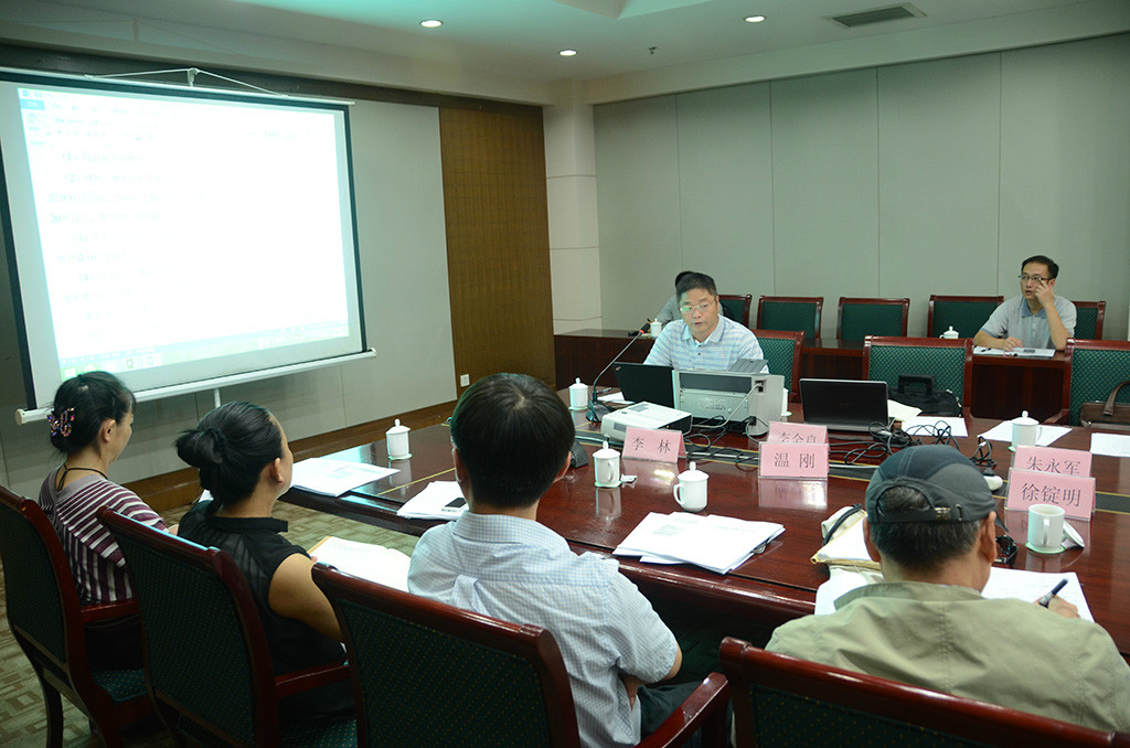 浙江省临安市林业局副局长朱永军向专家组汇报农户碳汇交易管理办法