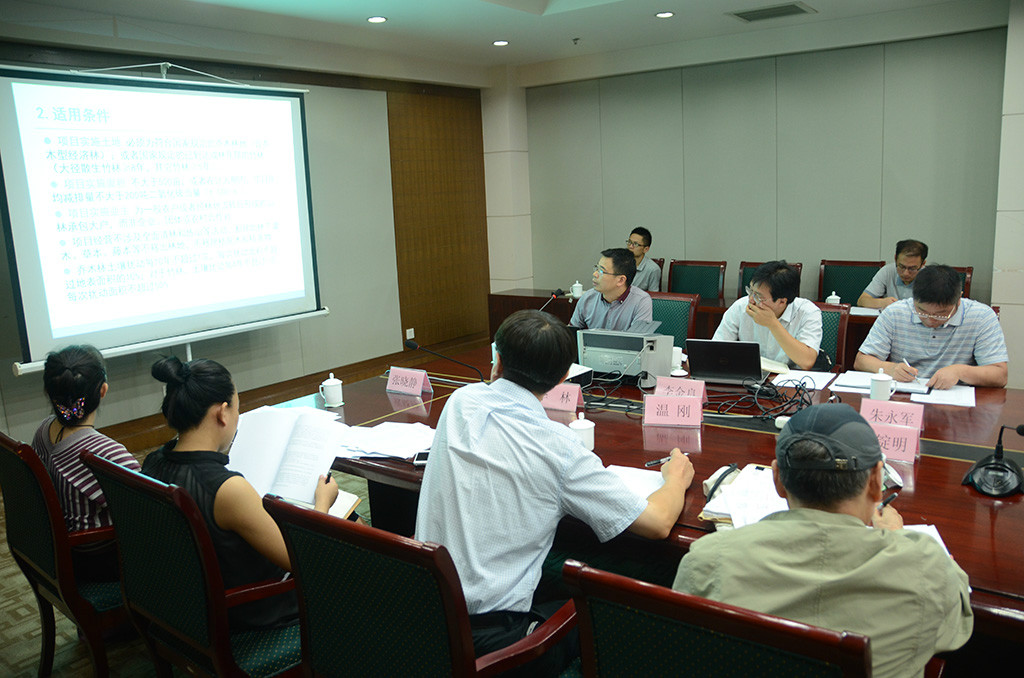 浙江农林大学副教授施拥军向专家组汇报交易体系经营方案、方法学编制及碳汇计量报告等内容