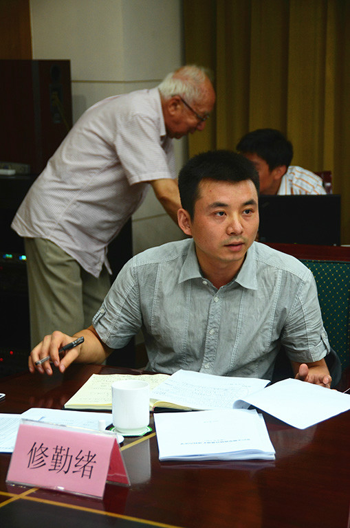 专家组成员国家节能中心高级工程师修勤绪向研建单位提出指导意见