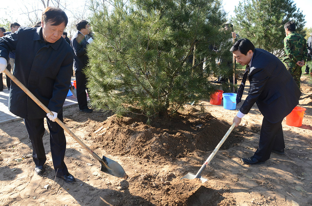 捐资企业代表参与现场植树活动