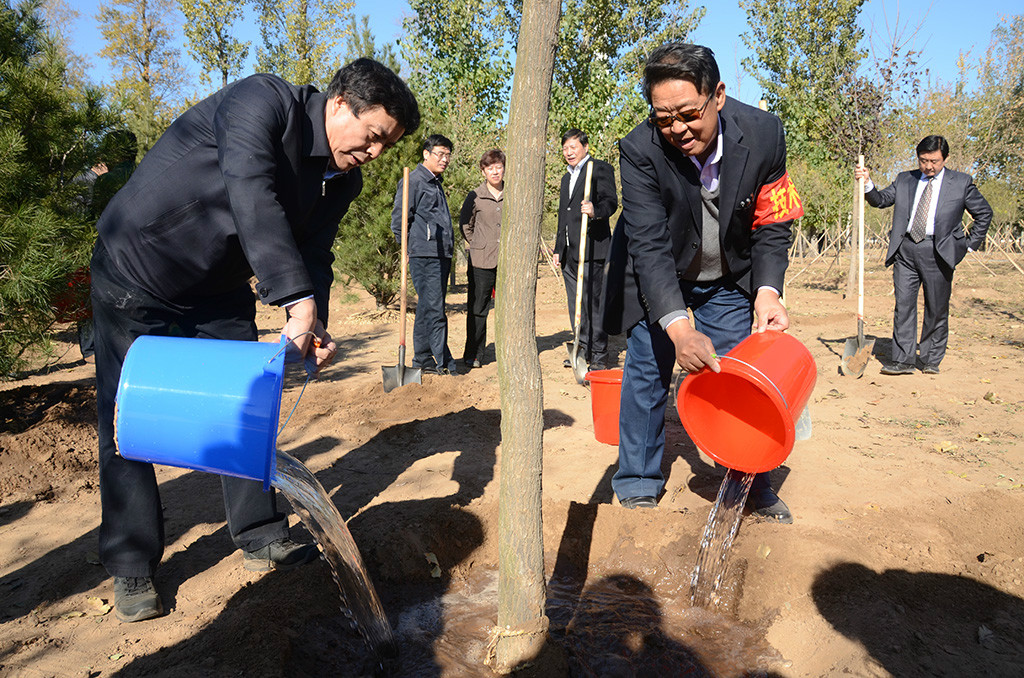 国家林业局局长赵树丛与工作人员共同植树