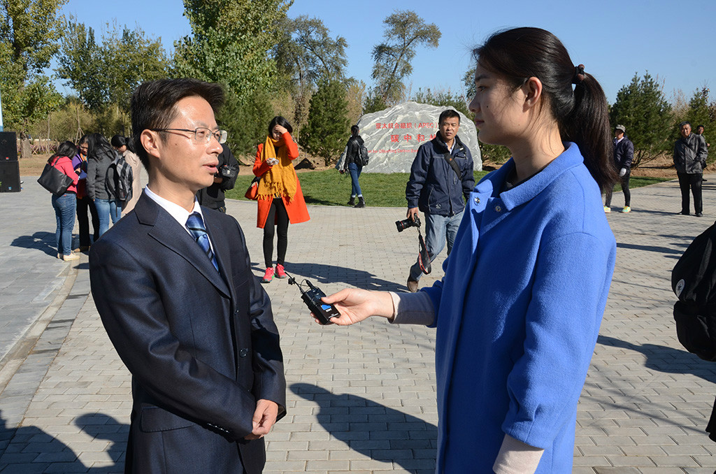 春秋航空公司代表接受媒体采访