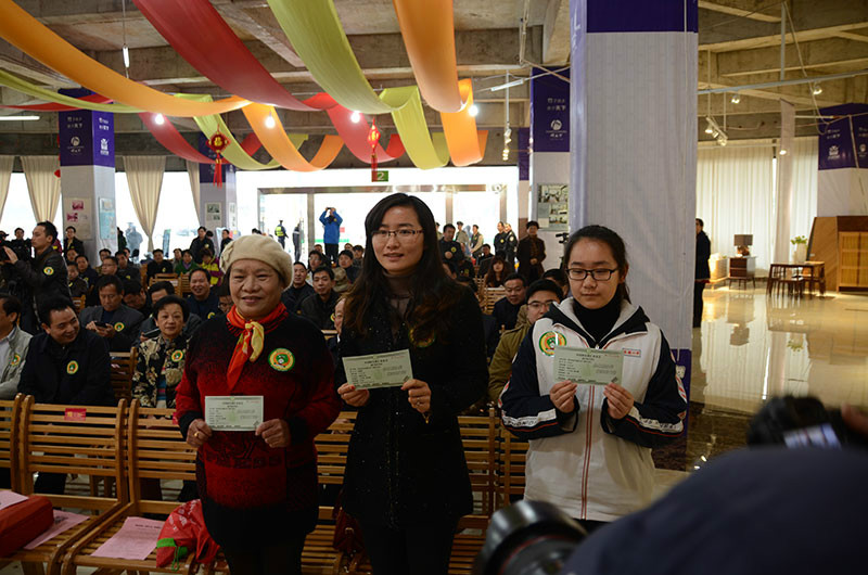 永安市老年大学代表、永安市共青团团员代表、永安市一中学生代表现场网上捐赠并展示购买凭证 永安市老年大学代表、永安市共青团团员代表、永安市一中学生代表现场网上捐赠并展示购买凭证