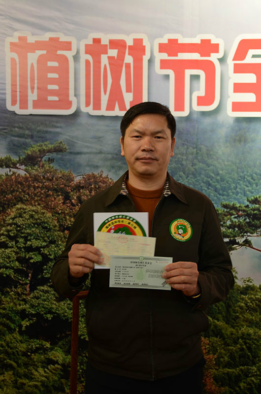 三明市政府副市长林守钦现场网上捐赠并展示购买凭证、票据和车贴 三明市政府副市长林守钦现场网上捐赠并展示购买凭证、票据和车贴