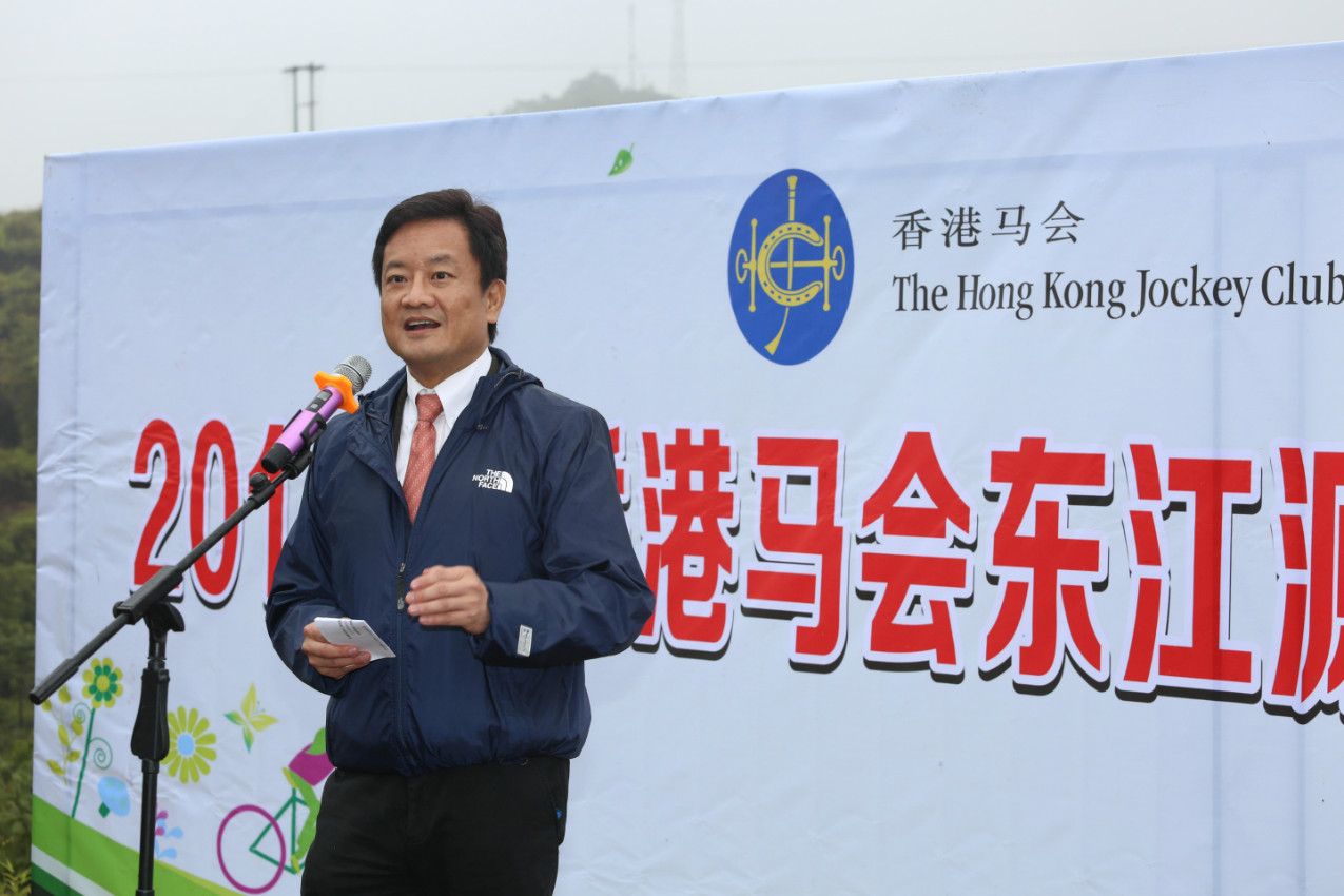 香港马会可持续发展委员会委员、零售部主管郑远成先生在启动仪式上致辞