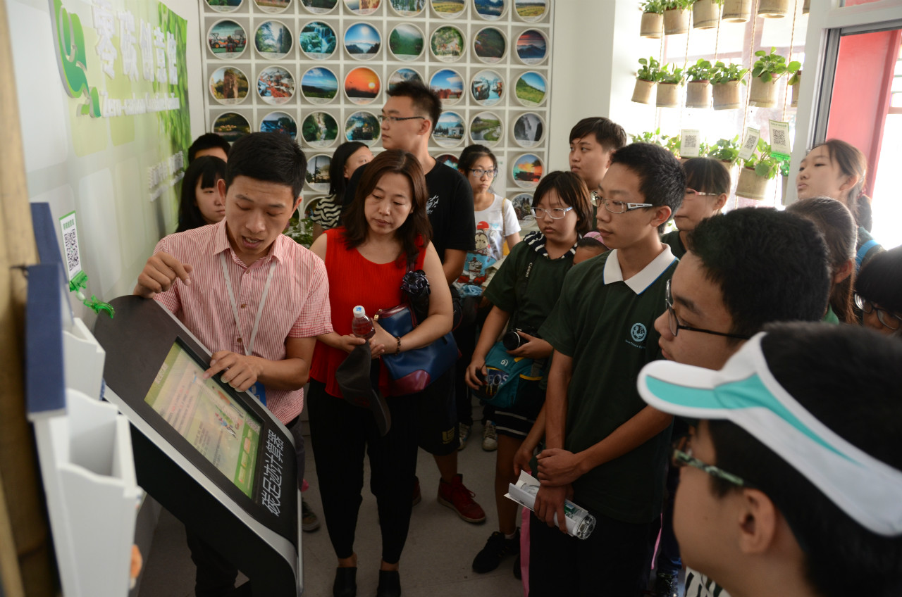 展馆内，志愿者们学习如何使用碳足迹计算器